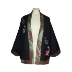 Kimono court en laine noire, jean camouflage et carpes brodées