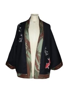 Kimono court en laine noire, jean camouflage et carpes brodées