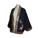 Kimono court en laine noire, jean camouflage et carpes brodées